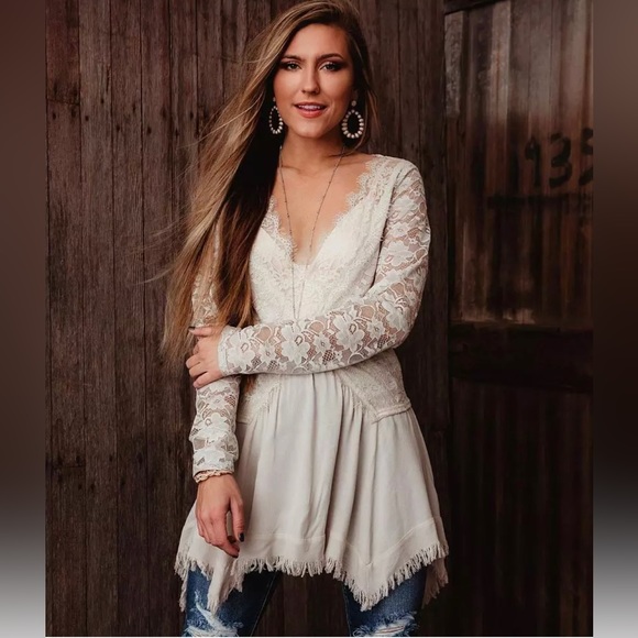 gimmicks by BKE Tops - NWT Floral Eyelash Lace Tunic Blouse